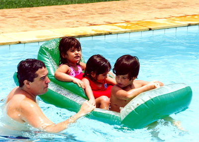 Roberto com Thomas, Dominique, e Sasha na piscina de Itaipava em 1991