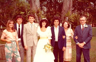 Roberto and Maureen with Roberto's family at wedding in 1983